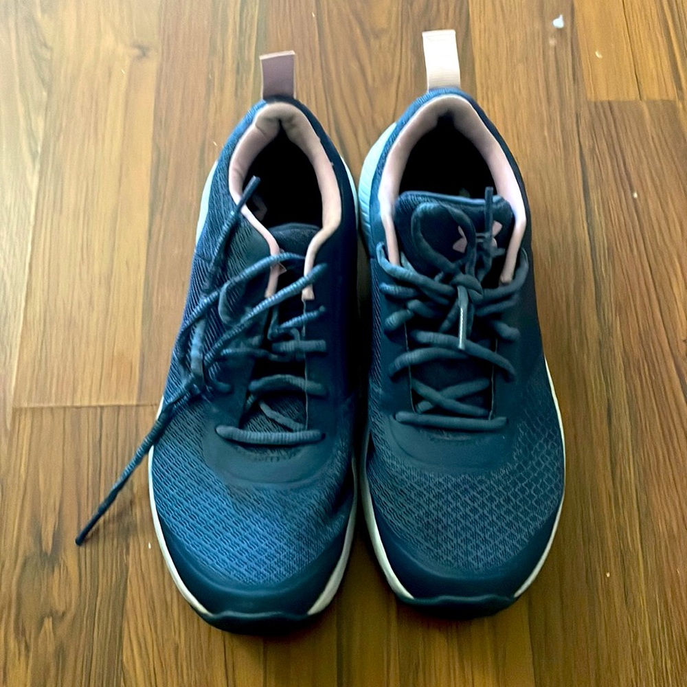 Size 8.5 Women’s Under Armor Gym Shoes